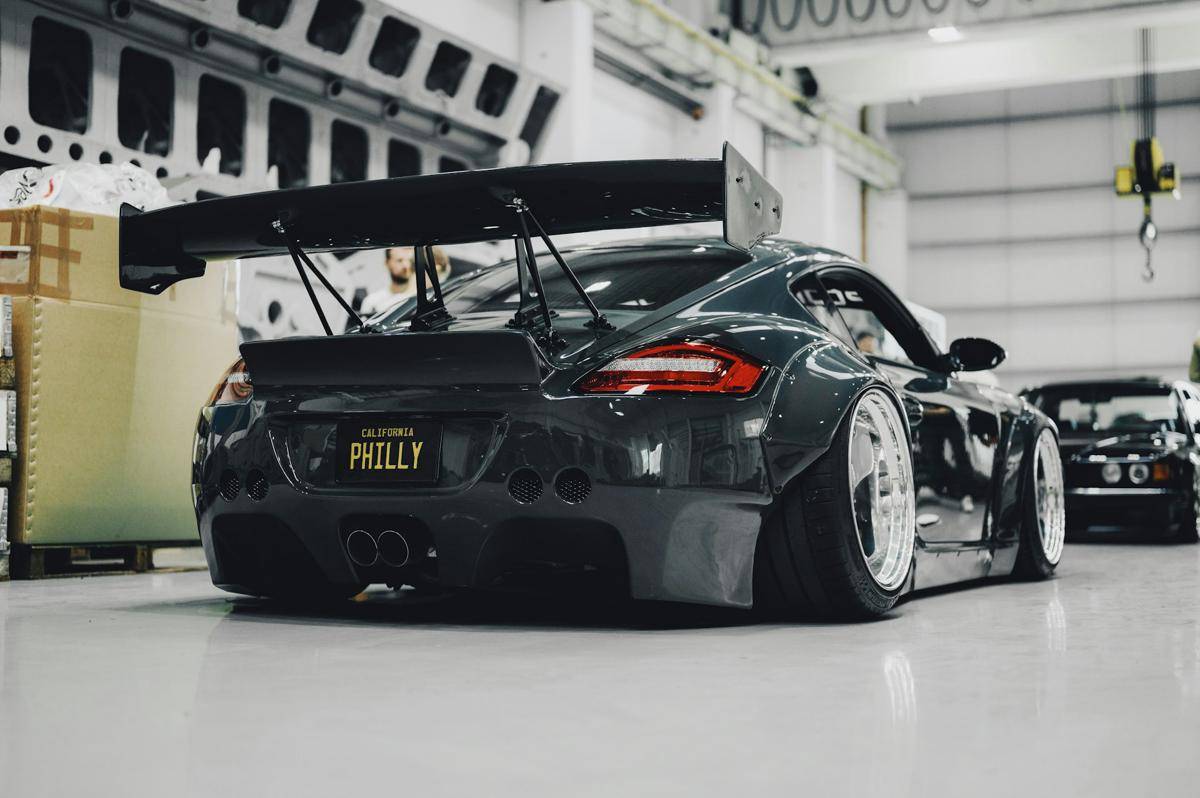 ilustrasi mobil sport dengan spoiler (unsplash.com/serjan midili)
