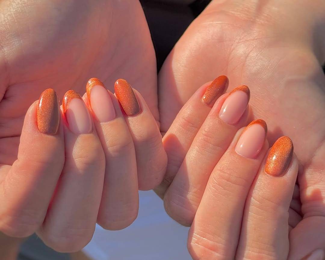 Ide nail art cat-eye orange (instagram.com/georgiadoesnails)