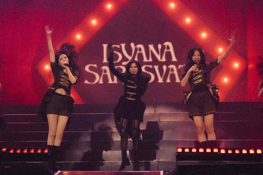 Member JKT48 dan Isyana Sarasvati 