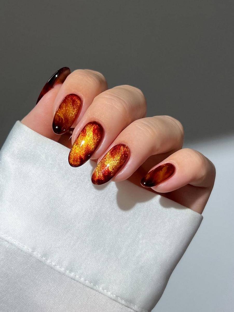 Ide nail art cat-eye orange (instagram.com/heygreatnails)