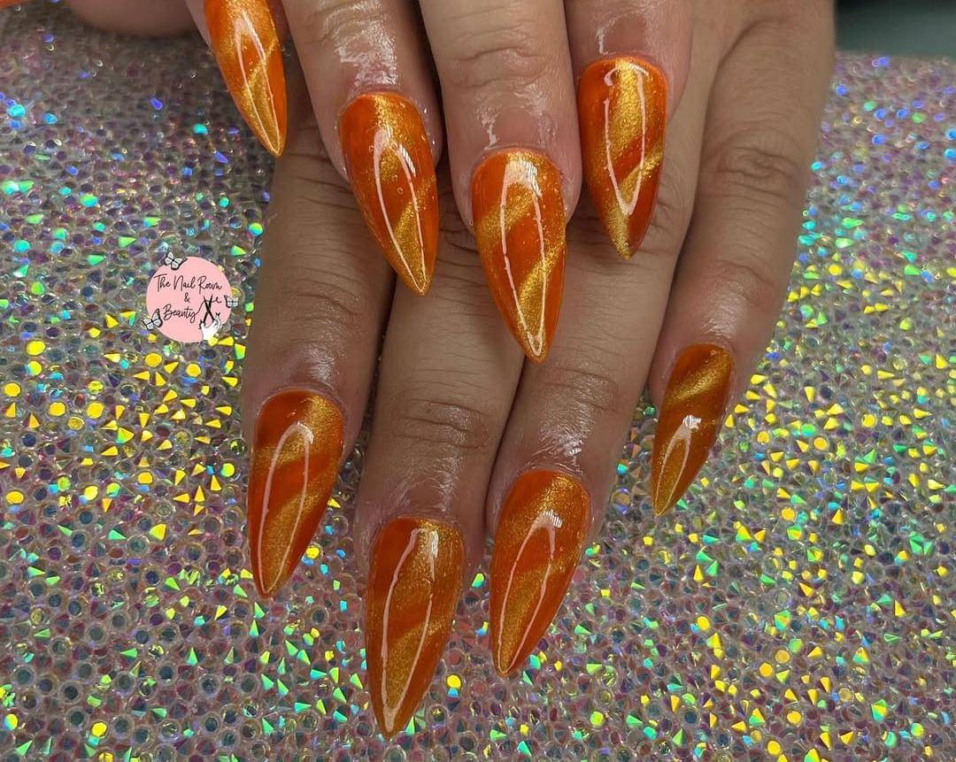 Ide nail art cat-eye orange (instagram.com/__thenailroom)