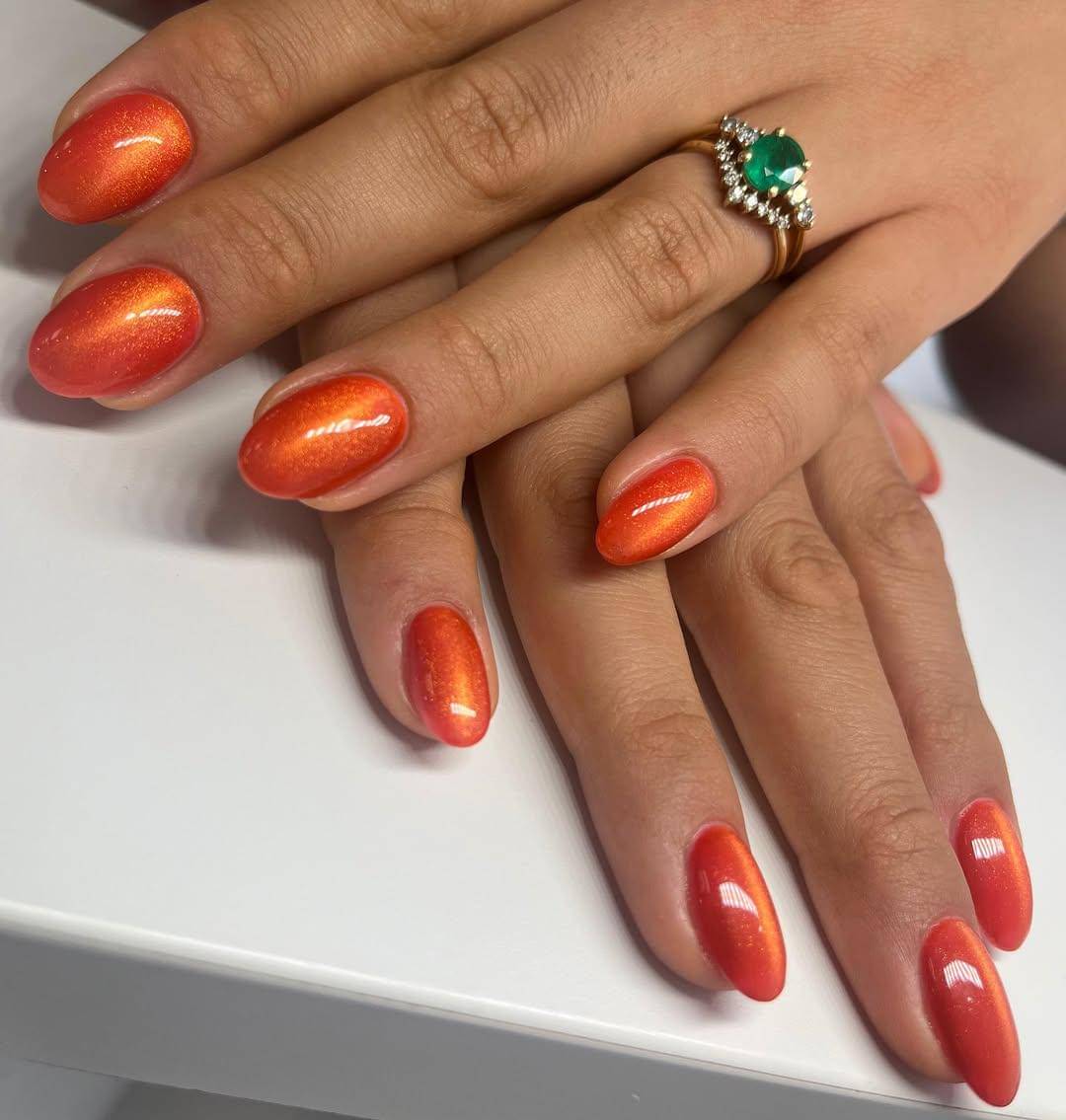Ide nail art cat-eye orange (instagram.com/delys_cosmetic_nagelstudio)