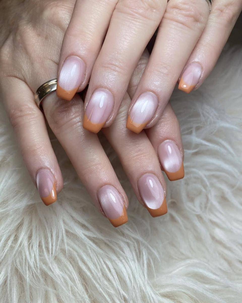 Ide nail art cat-eye orange (instagram.com/angelnailsstrommen)
