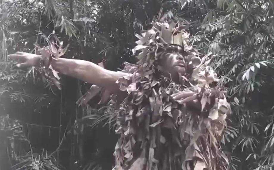 Tari Baris Keraras dengan kostum yang unik. (YouTube.com/Kadek Karunia)