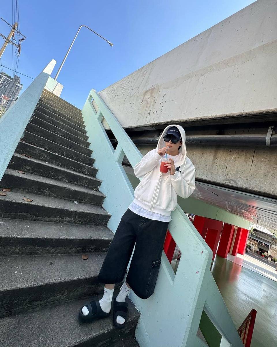 OOTD pakai sandal ala Pon Thanapon (instagram.com/thana_pon)