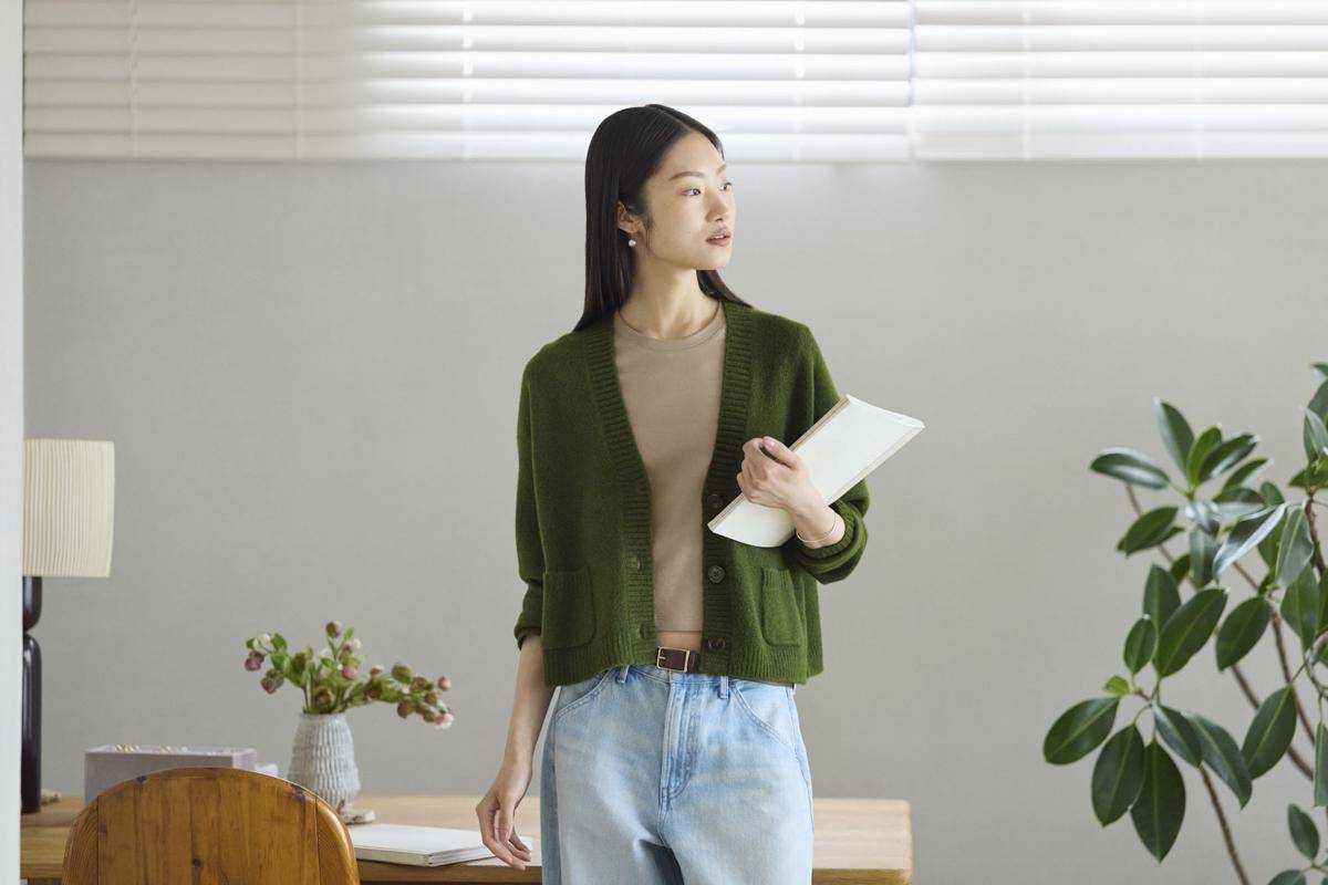 Cardigan Pendek Soufflé Yarn Ringan dari Uniqlo (dok. Uniqlo)