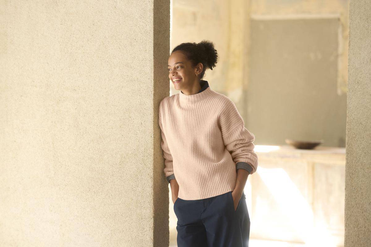 Sweater Soufflé Yarn Kerah Tinggi dari Uniqlo (dok. Uniqlo)