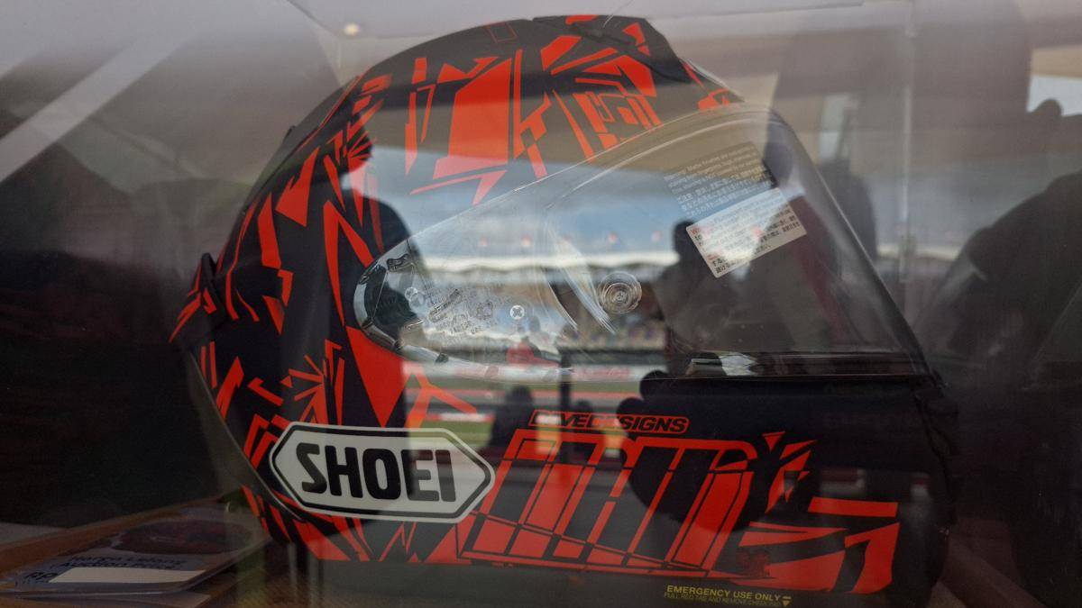 Helm bertanda tangan Marc Marquez yang dilelang di MotoGP Indonesia 2025 (IDN Times / Satria Permana)
