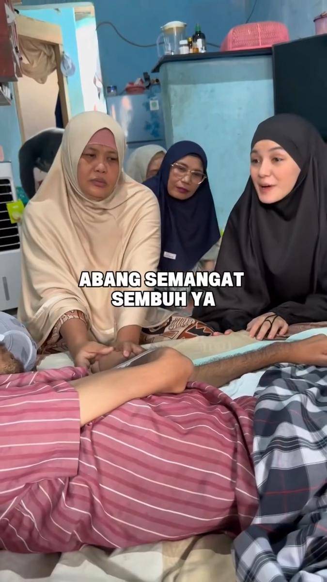 Nadya Almira jenguk Adnan