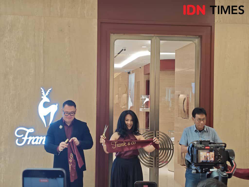 Prosesi gunting pita saat Reopening Frank & co. pada Minggu (5/10/2025) di Pondok Indah Mall 1. (IDN Times/Febriyanti Revitasari)