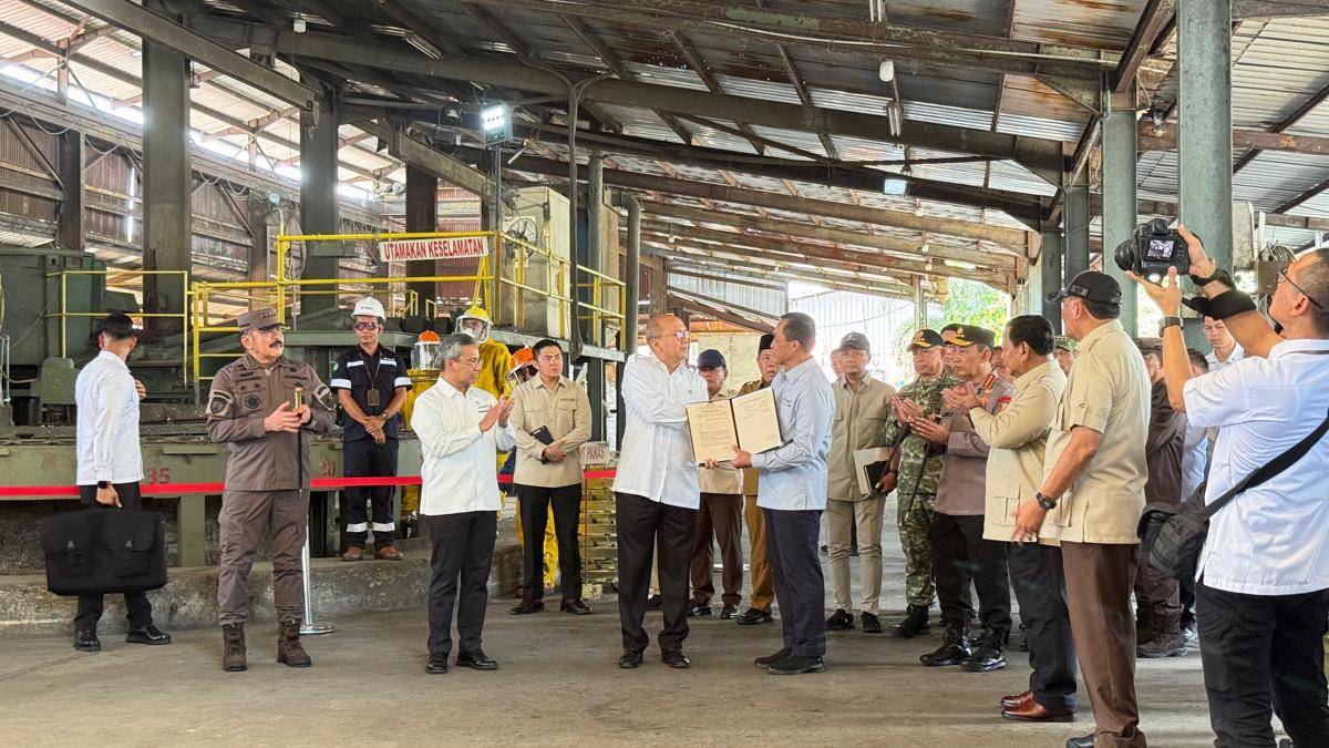 Presiden Prabowo Subianto menyaksikan penyerahan enam smelter ke negara dari perusahaan tambang timah ilegal di Bangka Belitung (dok. Istimewa)