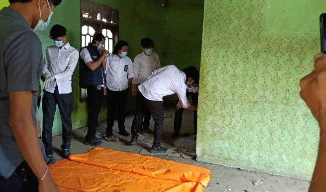 Personel Polres PALI saat mengevakuasi jasad membusuk di rumah kosong. (Dok. Polres PALI)