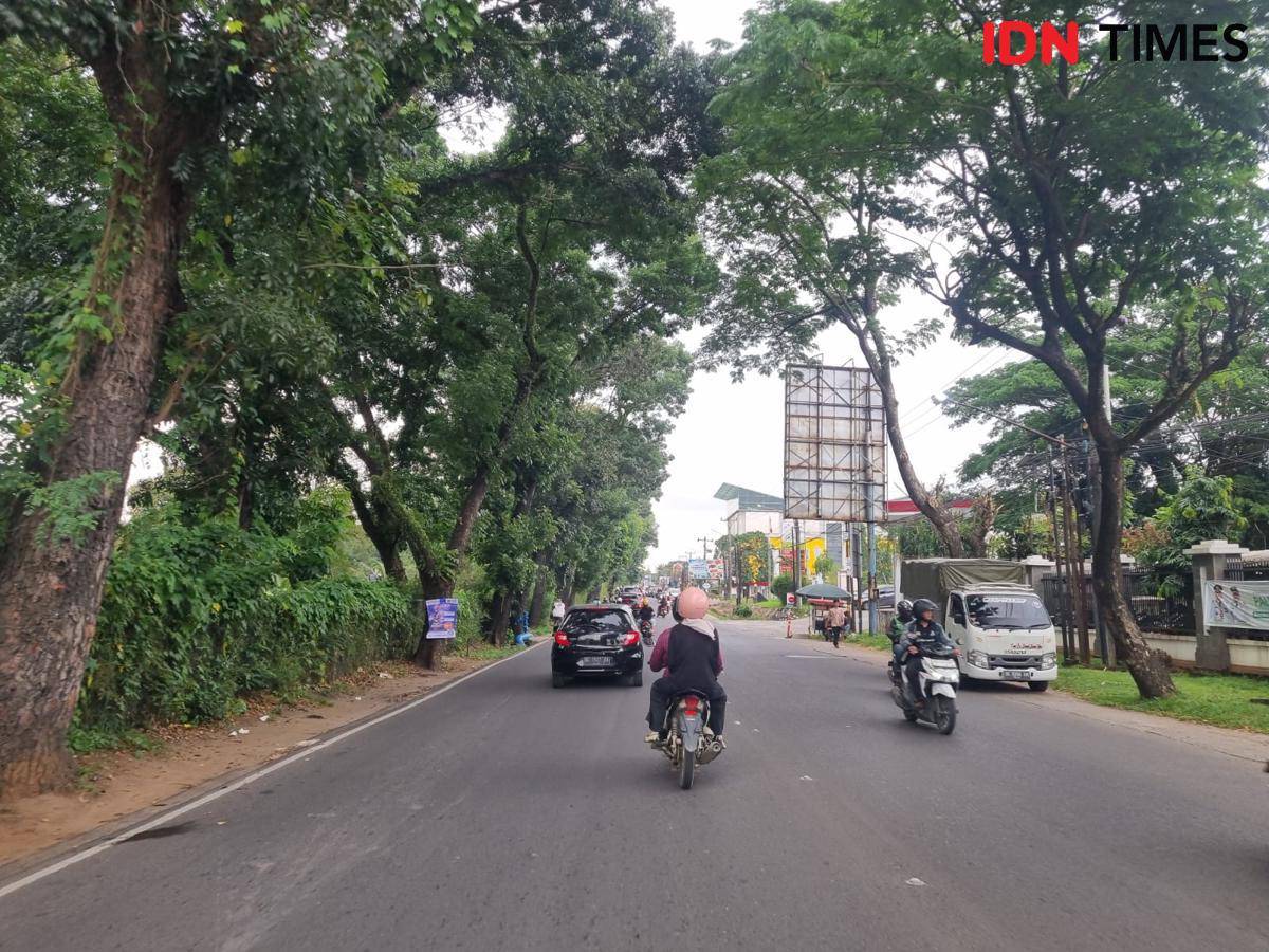 Arus lalu lintas di Jalan AKBP Cek Agus Palembang (IDN Times/Rangga Erfizal)