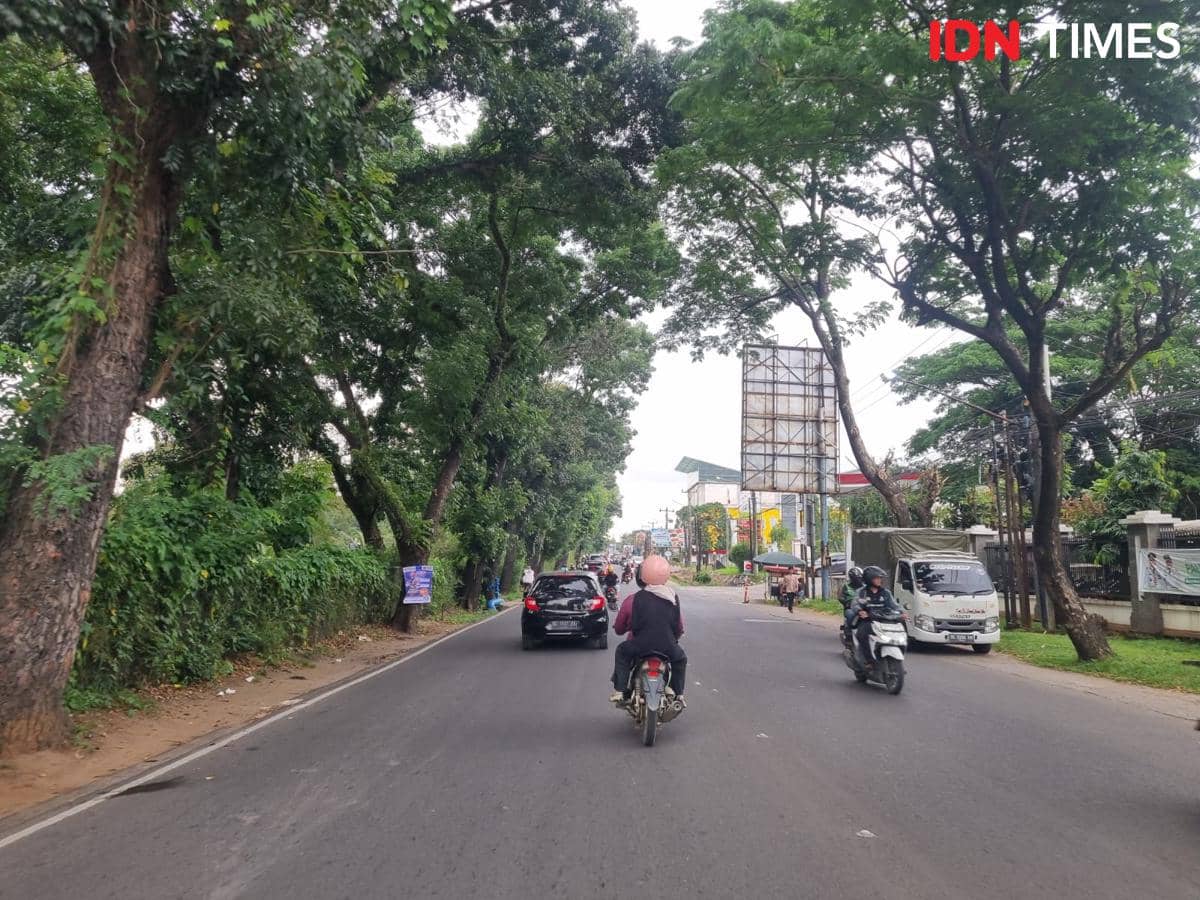 Arus lalu lintas di Jalan AKBP Cek Agus Palembang (IDN Times/Rangga Erfizal)