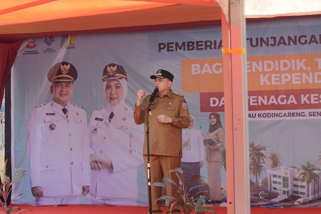 Wali Kota Makassar saat menyerahkan tunjangan khusus bagi tenaga pendidik dan tenaga kesehatan yang bertugas di wilayah kepulauan, di Pulau Kodingareng, Sangkarrang, Senin (6/10/2025). (Dok. Istimewa)