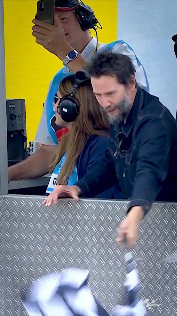 Keanu Reeves kibarkan bendera finish