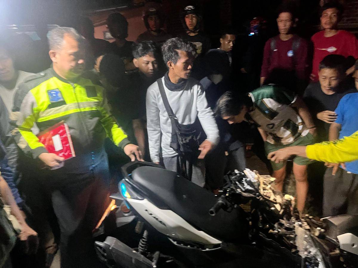 Pengendara motor tewas usai menabrak truk parkir di Kabupaten Maros, Sulawesi Selatan, Minggu malam (5/10/2025). (Dok. Istimewa)