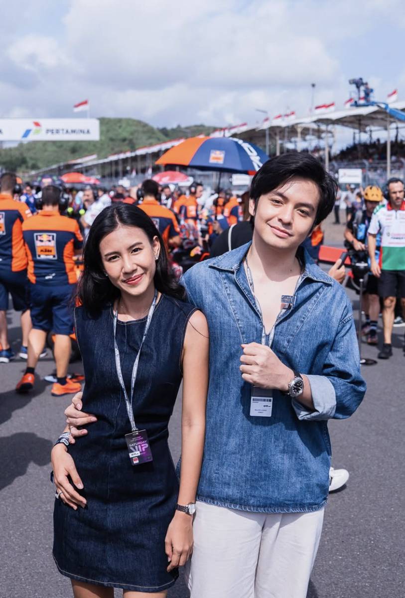 Potret Angga Yunanda dan Shenina Cinnamon Nonton MotoGP di Mandalika