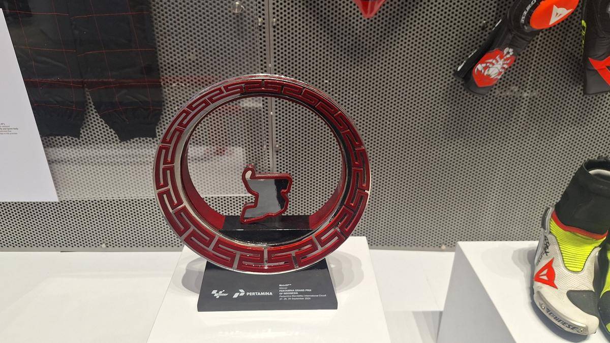 Replika trofi MotoGP Indonesia yang dipamerkan di Museum MotoGP (IDN Times / Satria Permana)