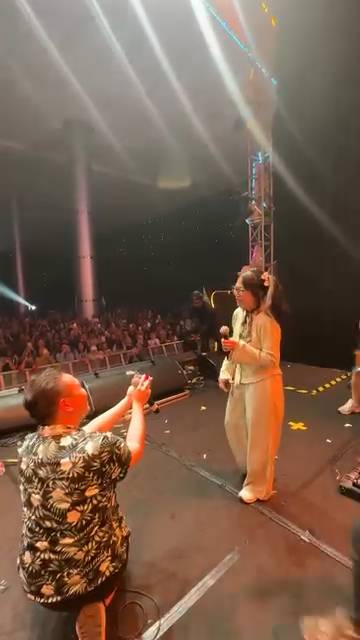 artis dilamar di atas panggung