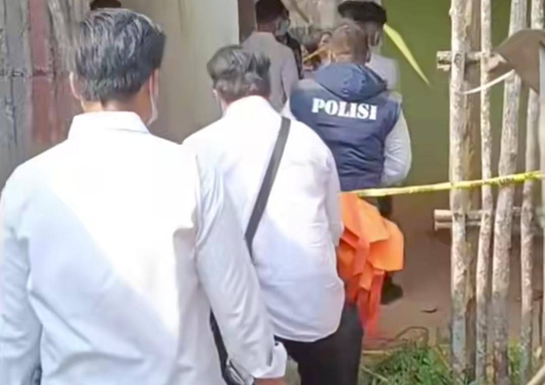 Personel Polres PALI saat mengevakuasi jasad membusuk di rumah kosong. (Dok. Polres PALI)