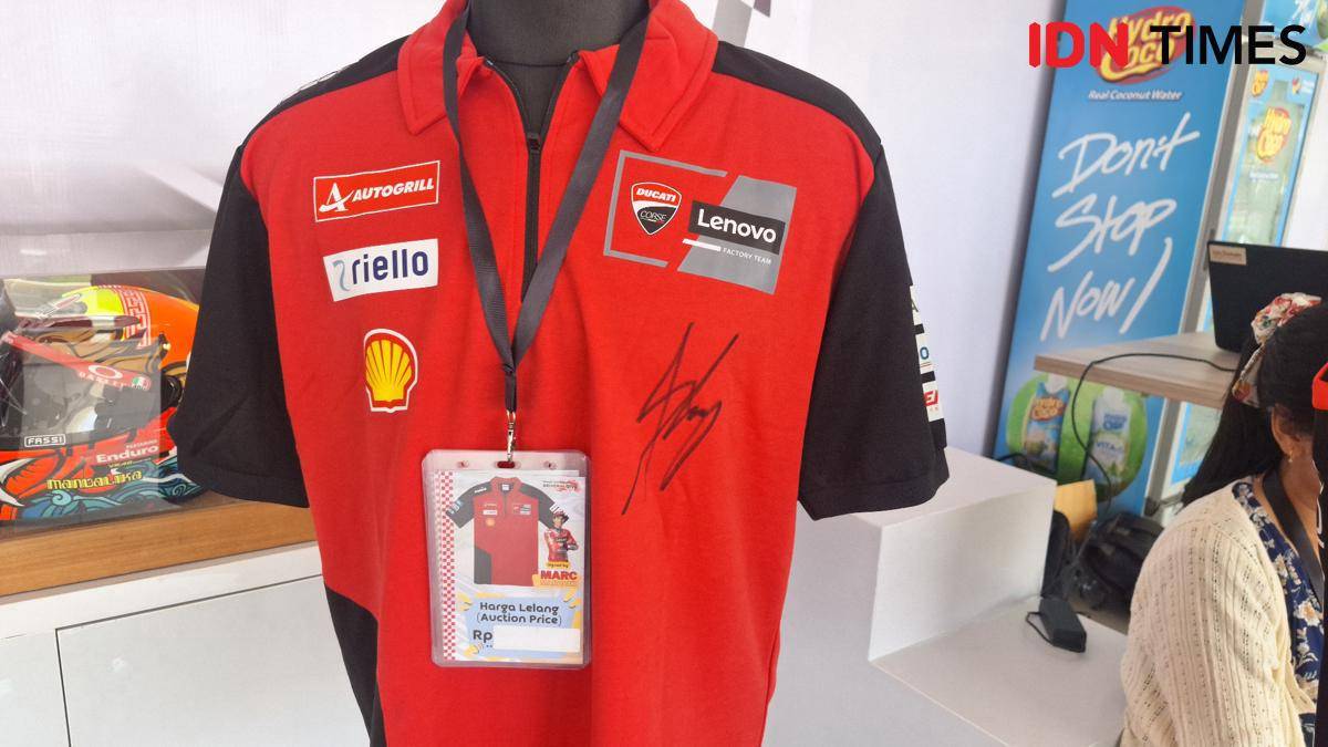 Jersey Ducati bertanda tangan Marc Marquez yang dilelang di MotoGP Indonesia 2025 (IDN Times / Satria Permana)