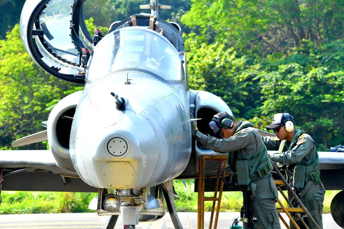 Prajurit TNI AU bersiap menampilkan atraksi udara (dok. Dispenau)