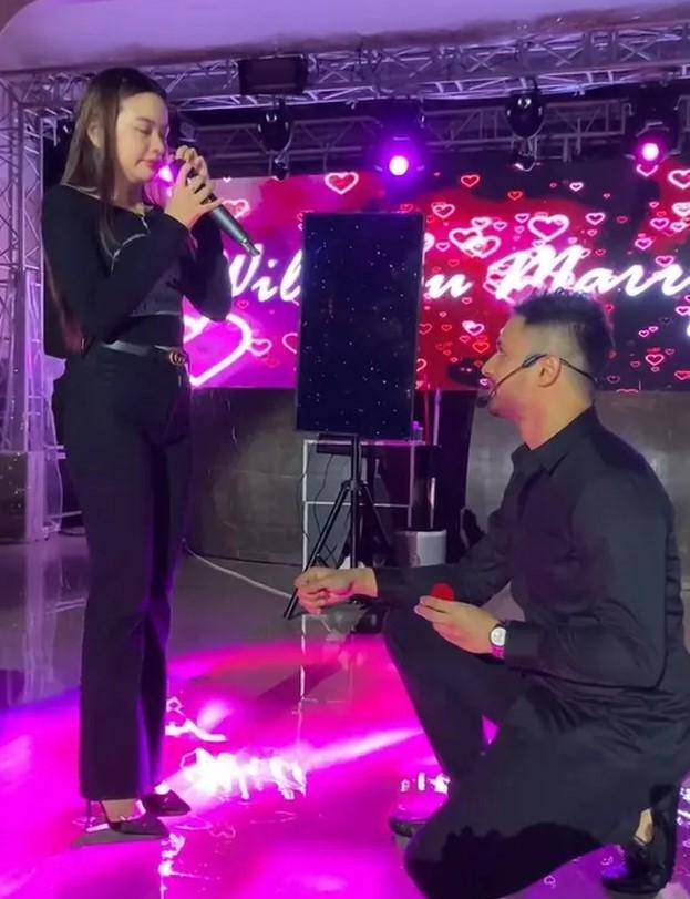 artis dilamar di atas panggung