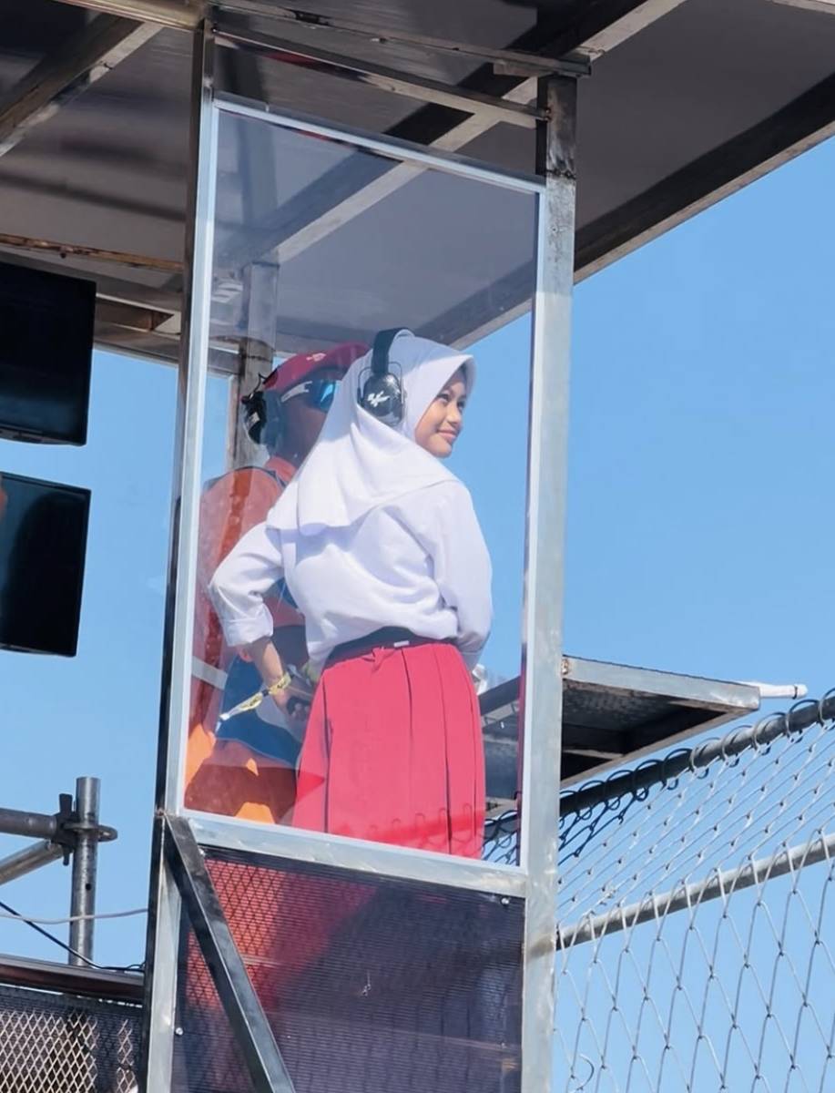 Azizah kibarkan bendera
