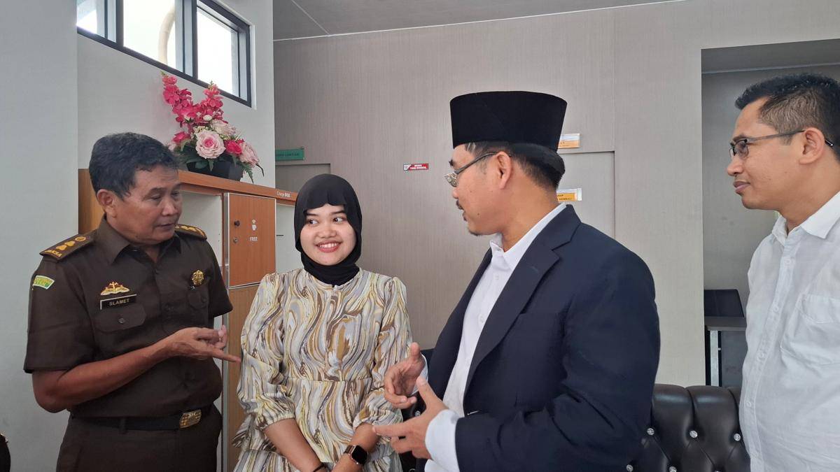 Yosmaida saat menerima SKP dari kejaksaan