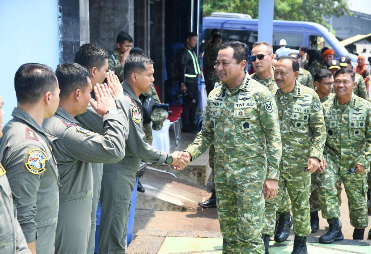 Kepala Staf Angkatan Udara (KSAU), Marsekal TNI M Tonny Harjono memberikan apresiasi kepada Tim Demo Udara pada Peringatan Hari Ulang Tahun (HUT) ke-80 TNI yang tampil memukau (dok. Dispenau)