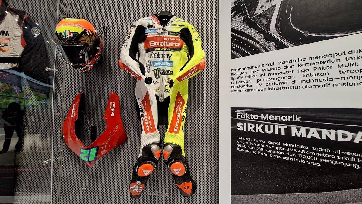 Seragam balap yang dipakai rider Pertamina Enduro VR46 Racing Team, Franco Morbidelli, dipamerkan di Museum MotoGP (IDN Times / Satria Permana)