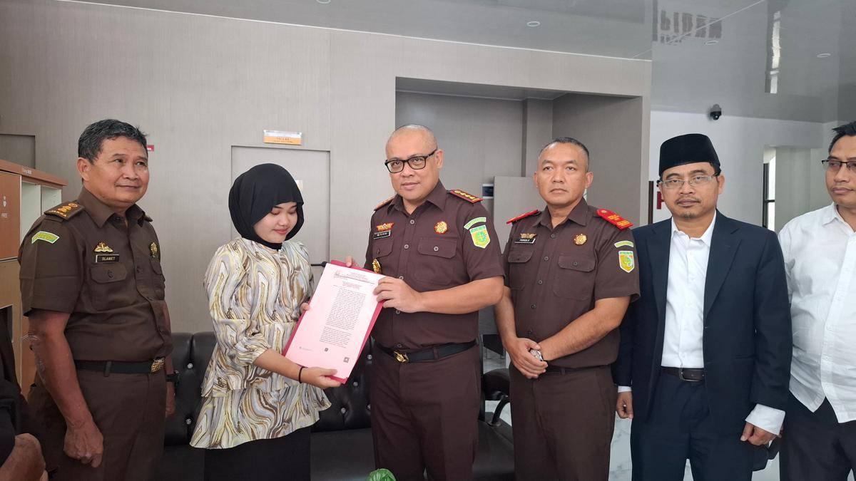 Yosmaida saat menerima SKP dari kejaksaan 