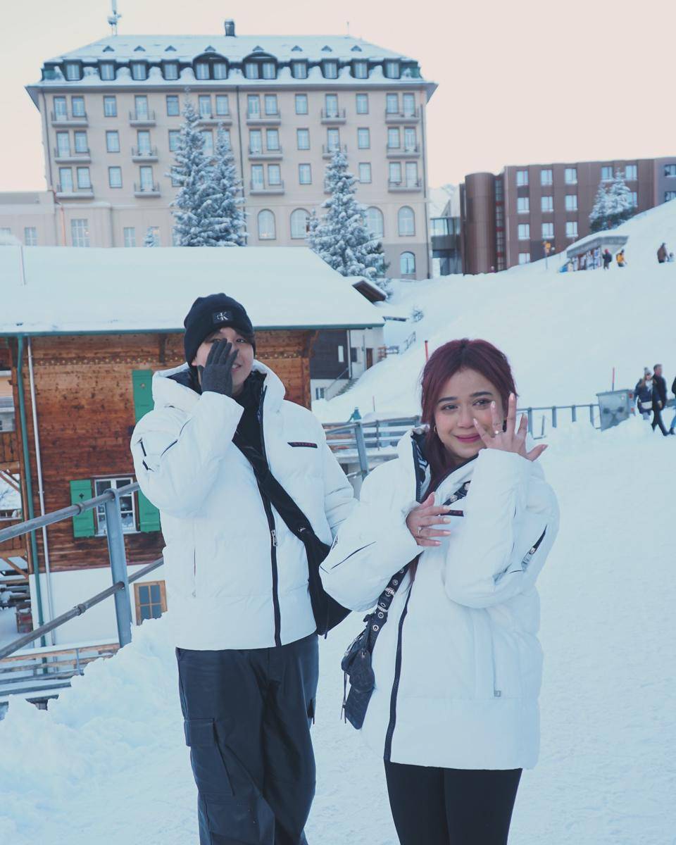 Brisia Jodie dilamar oleh Jonathan Alden di Swiss