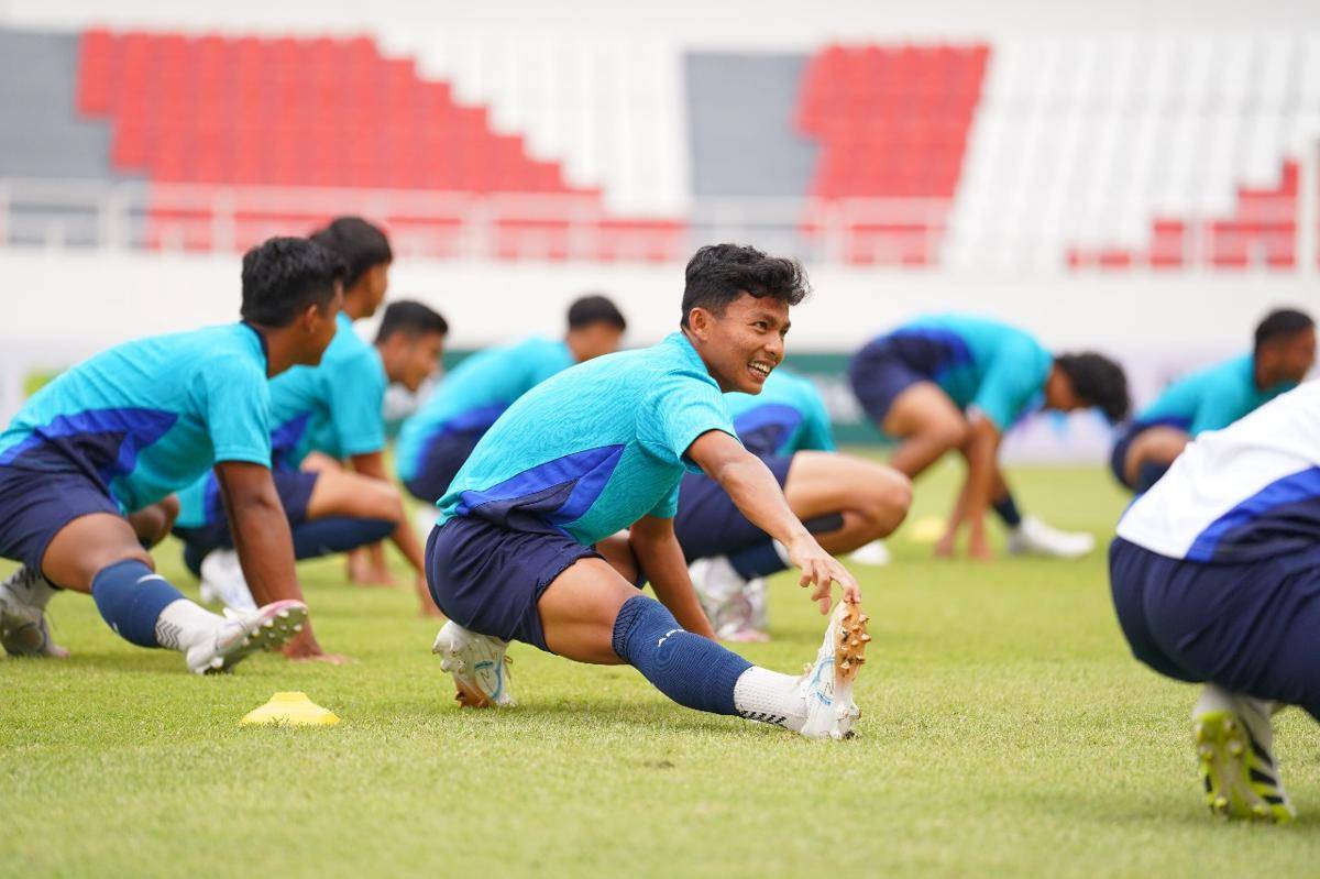 Skuat Persiba saat menjalani official training di Stadion Jatidiri, Semarang, jelang melawan Kendal Tornado FC.
