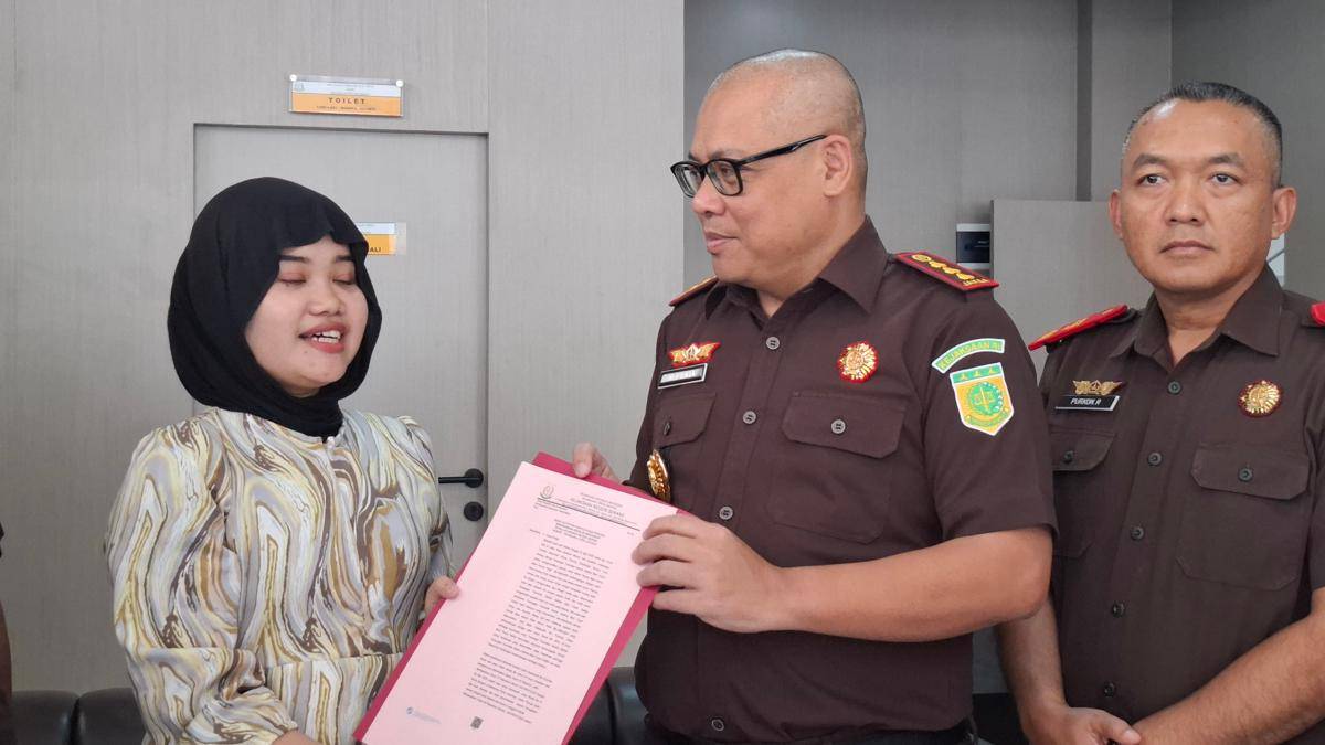 Yosmaida saat menerima SKP dari kejaksaan