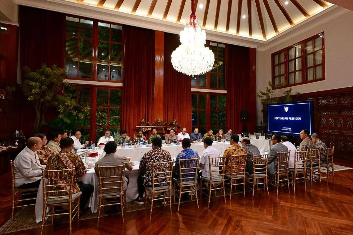 Presiden Prabowo Subianto memimpin rapat terbatas di kediaman pribadinya, Jalan Kertanegara, Jakarta Selatan, pada Minggu (5/10/2025) malam (dok. BPMI Sekretariat Presiden)