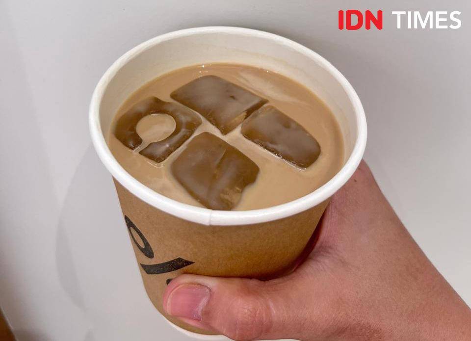 Potret minum kopi