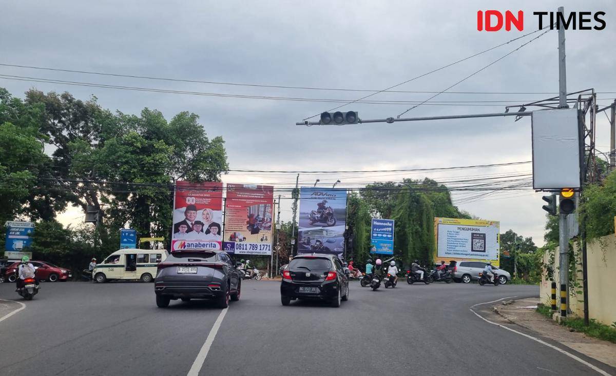 Arus lalu lintas di Jalan AKBP Cek Agus Palembang (IDN Times/Rangga Erfizal)