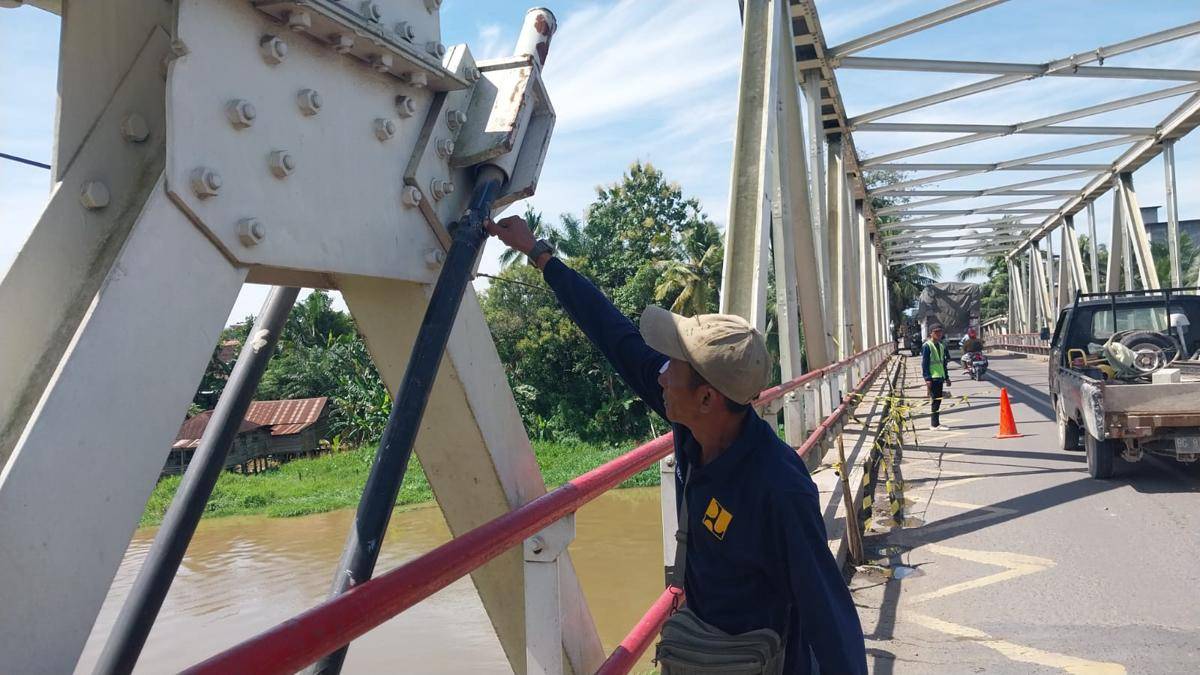 Kondisi sling baja Jembatan Peninggalan di Tungkal Jaya yang putus. (Dok. Pemkab Muba)
