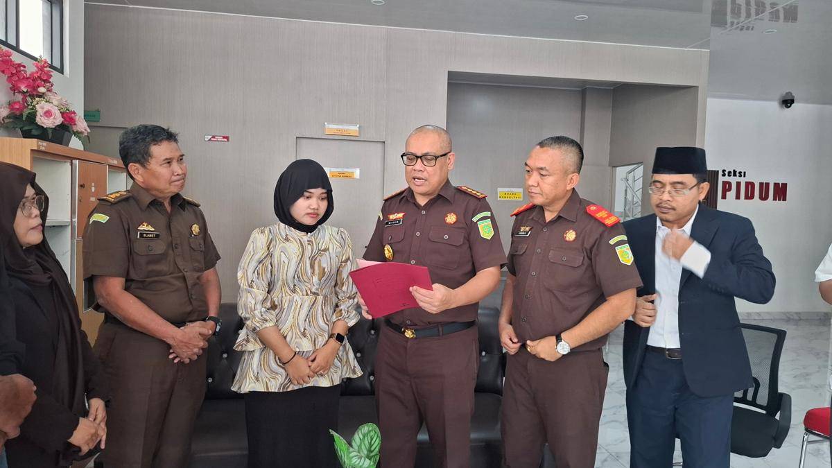 Yosmaida saat menerima SKP dari kejaksaan