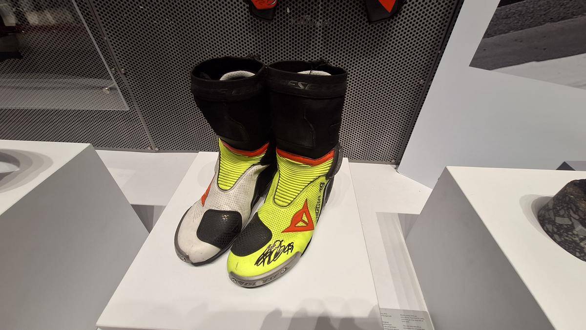 Sepatu balap yang dipakai rider Pertamina Enduro VR46 Racing Team, Franco Morbidelli, dipamerkan di Museum MotoGP (IDN Times / Satria Permana)