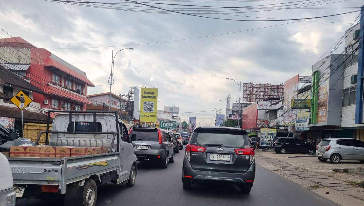 Arus lalu lintas di Jalan AKBP Cek Agus Palembang (IDN Times/Rangga Erfizal)