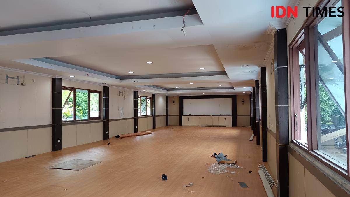 Suasana salah satu ruangan di gedung sementara DPRD Makassar di Jalan Hertasning, Senin (6/10/2025). (IDN Times/Asrhawi Muin) 