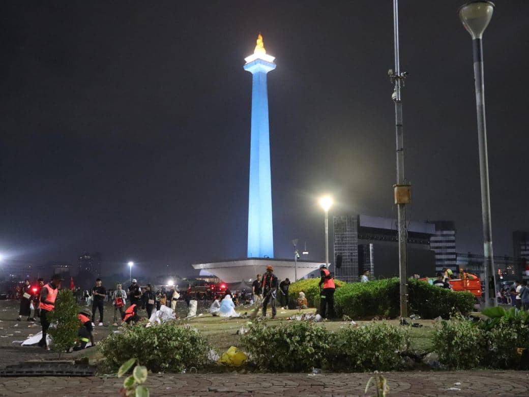 DLH DKI Jakarta angkut sampah usai perayaan HUT ke-80 TNI di Monas. (Dok.DLH DKI)