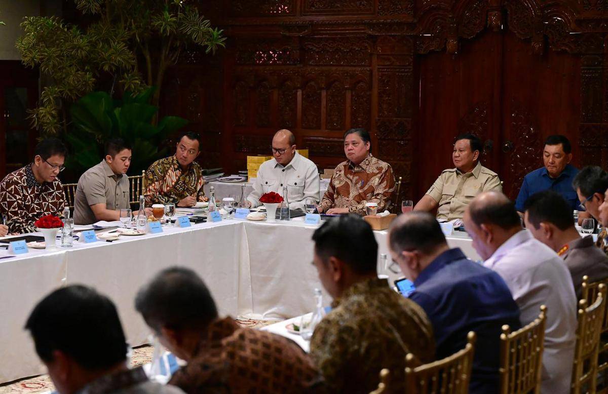 Presiden Prabowo Subianto memimpin rapat terbatas di kediaman pribadinya, Jalan Kertanegara, Jakarta Selatan, pada Minggu (5/10/2025) malam (dok. BPMI Sekretariat Presiden)