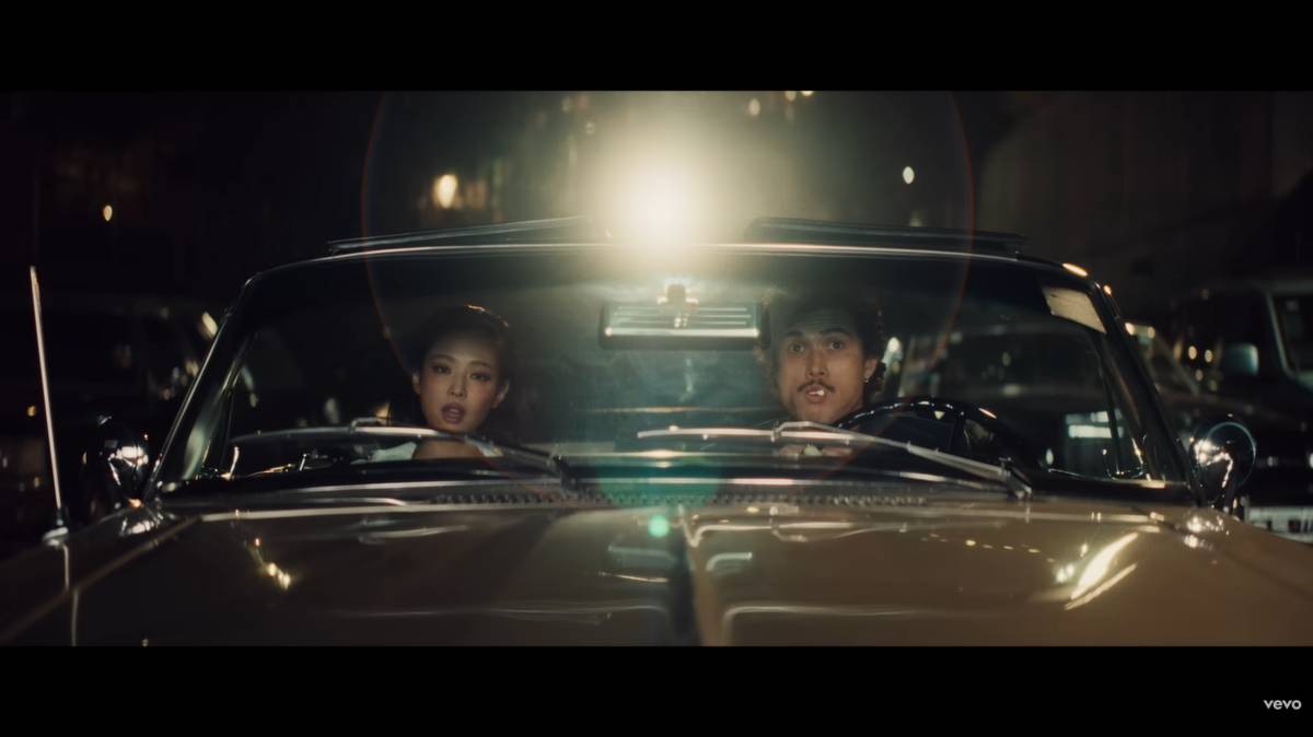 Tangkapan Layar MV Love Hangover
