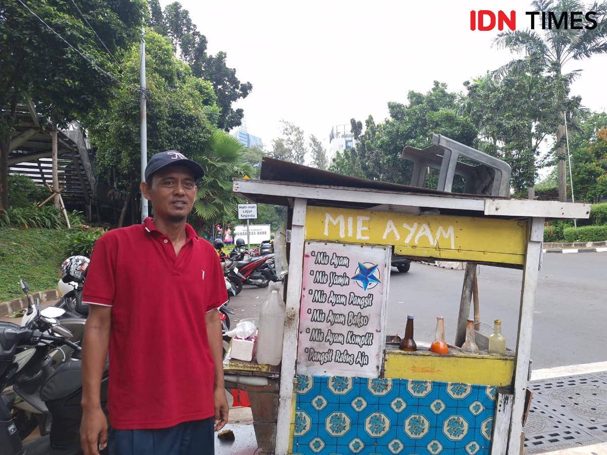 Kasnadi (43), seorang penjual mi ayam di kawasasn Patung Sudirman. (IDN Times/Rachel Kathryn).