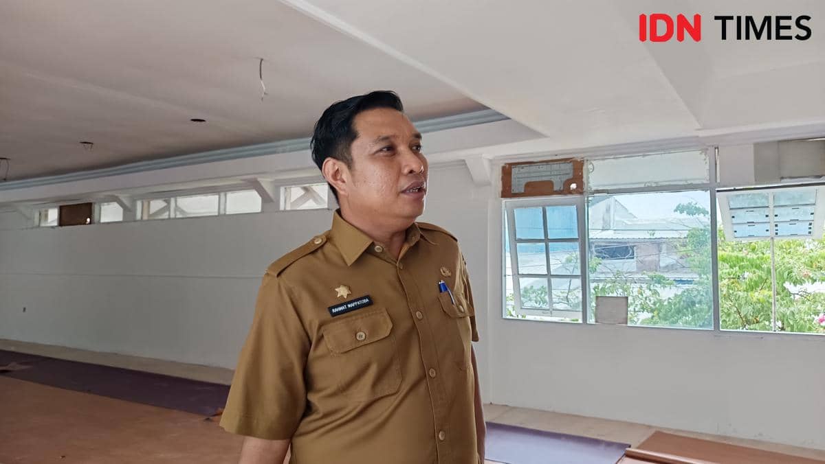 Sekretaris DPRD Makassar, Andi Rahmat Mappatoba, menjelaskan perihal kondisi ruangan di gedung sementara, Jalan Hertasning, Senin (6/10/2025). (IDN Times/Asrhawi Muin)