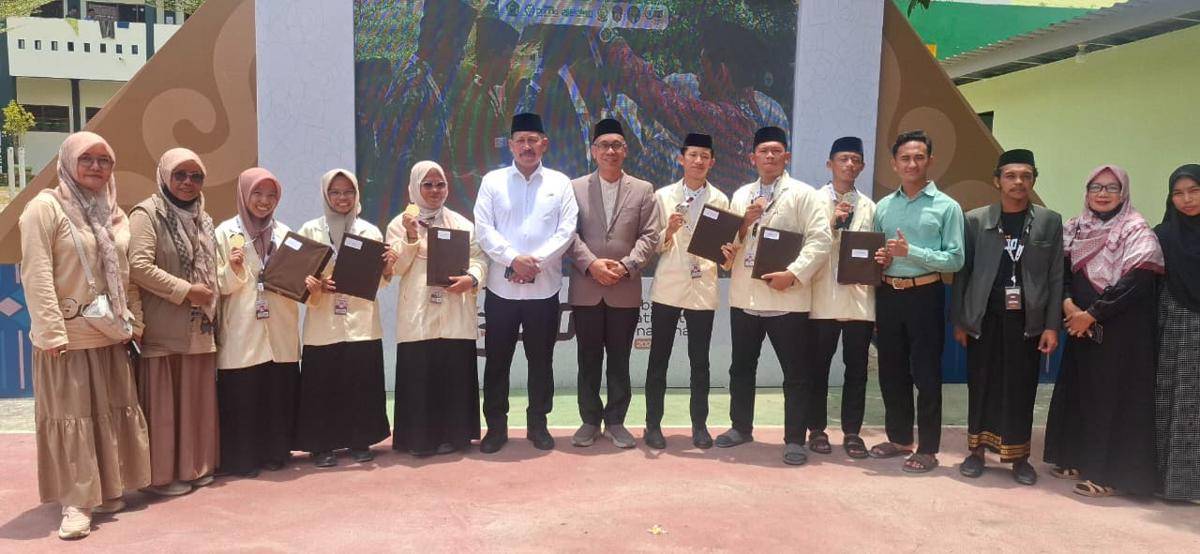 Kakanwil Kemenag Sulsel Ali Yafid (tengah, baju putih), menyerahkan hadiah kepada para juara di salah satu kategori lomba MQKI 2025 di Wajo. (Dok. Istimewa)